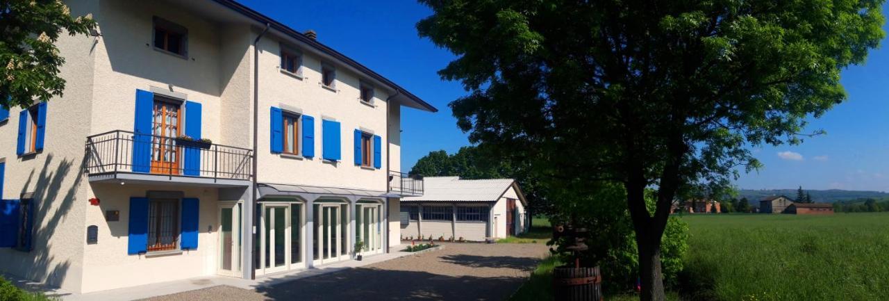 B&B Des Artistes Borzano Luaran gambar
